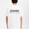 T-shirt à manches courtes avec logo et adresse – vendu exclusivement en ligne et dans notre boutique de Londres