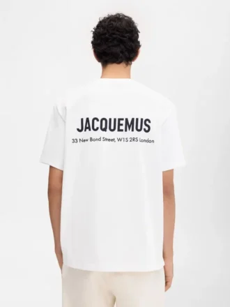 T-shirt à manches courtes avec logo et adresse – vendu exclusivement en ligne et dans notre boutique de Londres T-shirt à manches courtes avec logo et adresse – vendu exclusivement en ligne et dans notre boutique de Londres