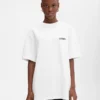 T-shirt à manches courtes avec logo et adresse – vendu exclusivement en ligne et dans notre boutique de Londres