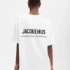 T-shirt à manches courtes avec logo et adresse – vendu exclusivement en ligne et dans notre boutique de Londres