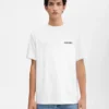 T-shirt à manches courtes avec logo et adresse – vendu exclusivement en ligne et dans notre boutique de New York