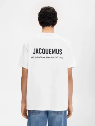 T-shirt à manches courtes avec logo et adresse – vendu exclusivement en ligne et dans notre boutique de New York T-shirt à manches courtes avec logo et adresse – vendu exclusivement en ligne et dans notre boutique de New York