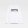 T-shirt à manches longues avec adresse imprimée T-shirt à manches longues avec adresse et logo imprimés – vendu exclusivement en ligne et dans notre boutique de Courchevel